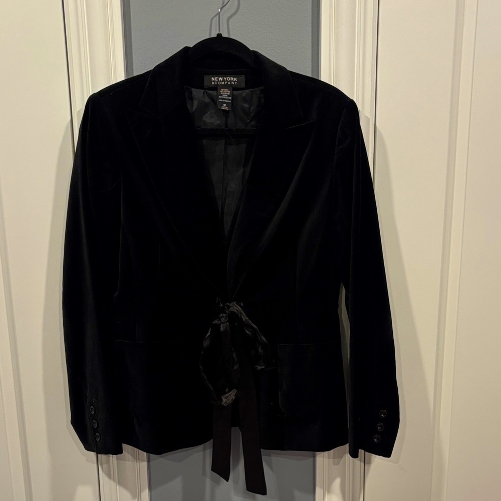 Velvet blazer in Great condition- perfect to dress up or wear casual.